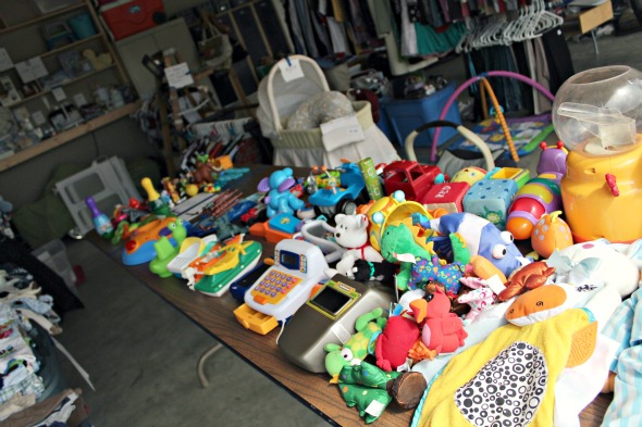 how to organize yard sale items toys